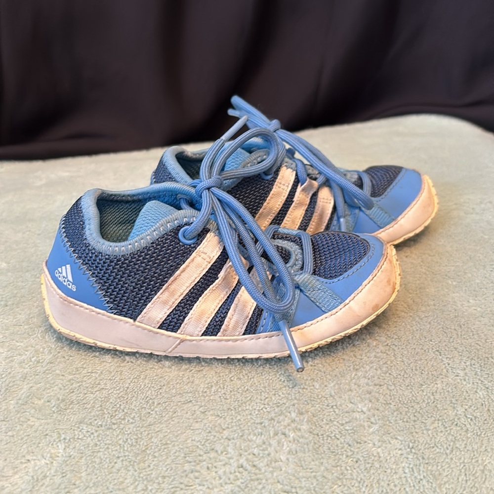 Adidas outdoor soft sneaker size 6.5 - Picture 2 of 5